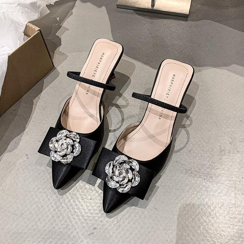

Fashion temperament versatile one-word buckle cool slippers summer new flower rhinestone soft bottom light mouth cool slippers 35 чёрный
