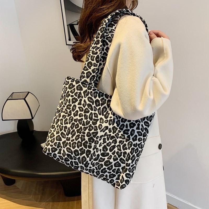 Fashionable Simple Tote Bag Unique Underarm Bag With Zipper Closure For Daily Use