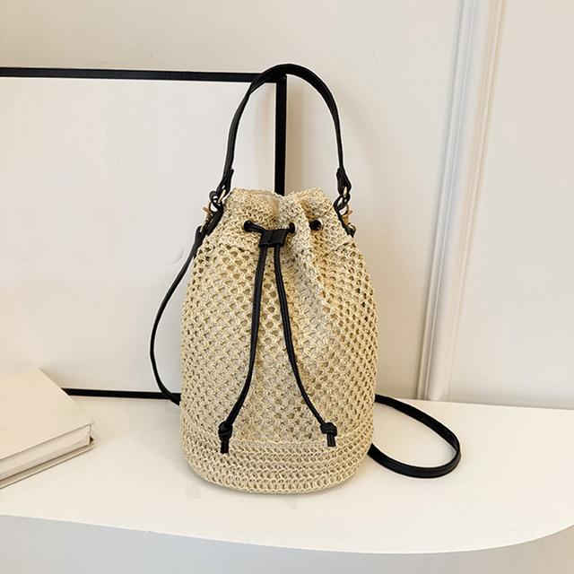 Women Woven Handmade Shoulder Bag Sumple Straw Bucket Bag Drawstring Crossbody Bag Rattan Beach Bag for Gilrs