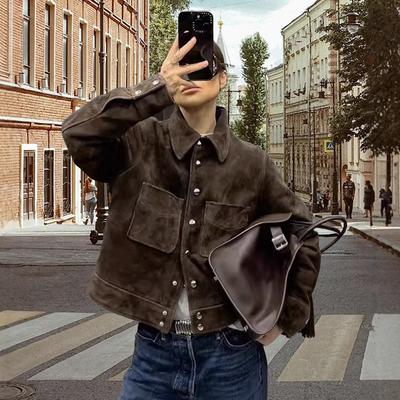 Dámská bunda z tmavě hnědého umělého semiše s klopami, jednoradové zapínání, krátká bunda, větruodolný teplý svrchní oděv, retro streetwear, podzim 2025