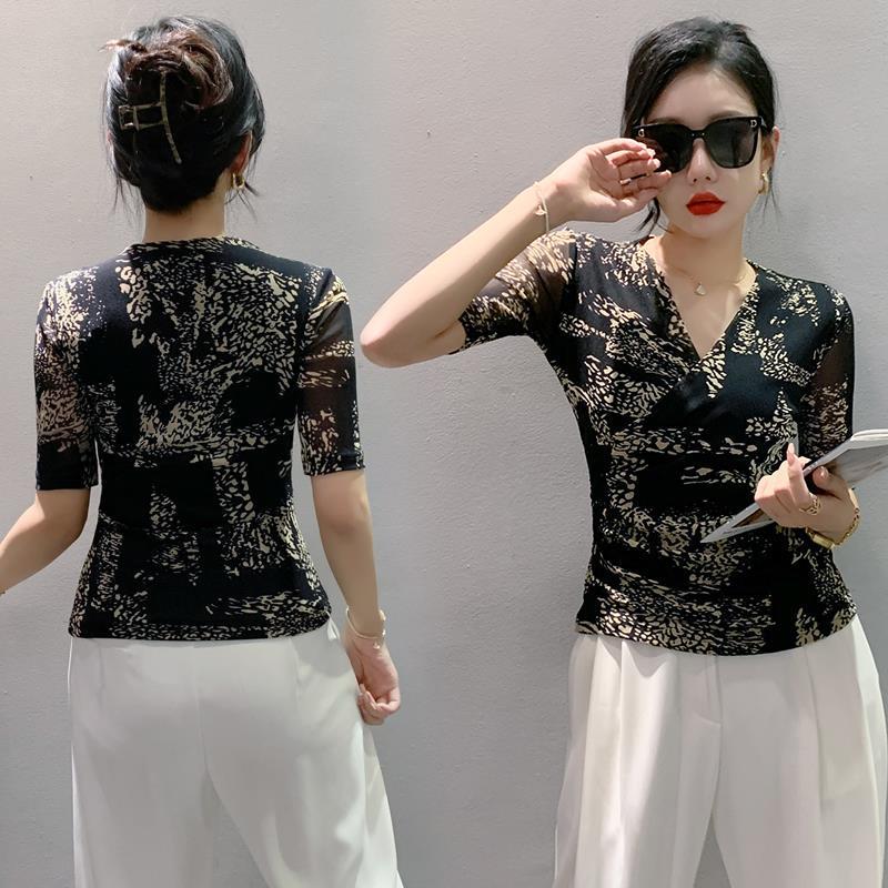 2023 Women's European Slim-Fit V-Neck Mesh Print Mid-Sleeve Pleated T-Shirt