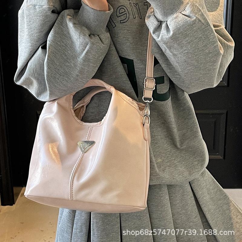 Popular Super Fire Hand Bag Women's 2025 New Fashion Versatile Shoulder Bag Commuter Premium Texture Bucket Bag