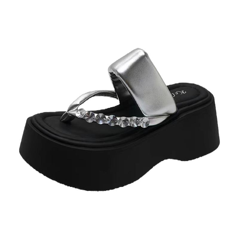 Beautiful thick-soled toe cool slippers women's summer wear 2025 new versatile rhinestone flip-flops non-slip beach shoes