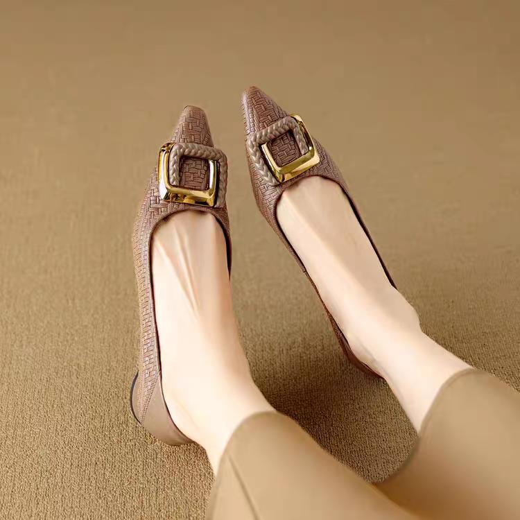 

Мода 2025Женские Весенне-Осенние Мягкая Кожа Плетеные Тисненые, Элегантные и Стильные, Мягкая Подошва и Поверхность, Универсальные Однотонные Туфли на Низком Каблуке 35 верблюд