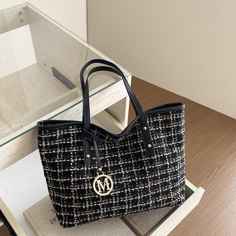Tote Bag - Fashionable and Versatile Business Shoulder Bag for Ladies, with A Sophisticated Design and Suitable for Carrying.