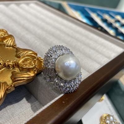 Apron Edge Large Pearl Ring Women's Large Grain High-end Sense Personality Temperament Inlaid Austrian Fritillary Pearl Diamond Ring