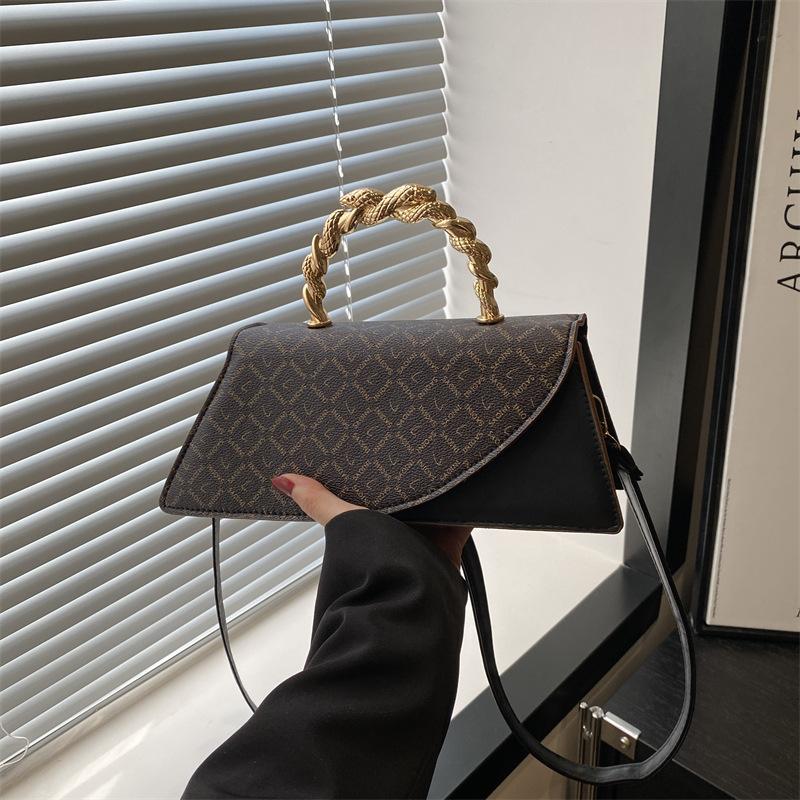 

Women s bag summer new fashion exquisite personality retro texture portable shoulder messenger bag чёрный