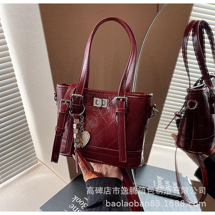 

Багатофункціональна сумка-месенджер жіноча осінь 2024 нова модна тенденція портативна сумка-відро проста сумка на плече червоний