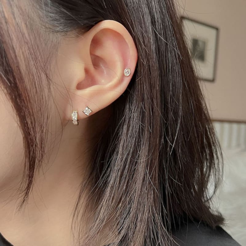 youngglow 14k oval cubic piercing