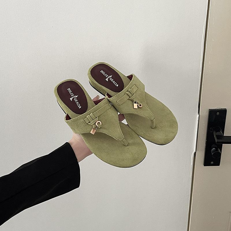 2025 Summer New Retro Pinch-on Flip-flops Shoes Women's Shoes Wear French Small Sandals Beach Sandals Soft