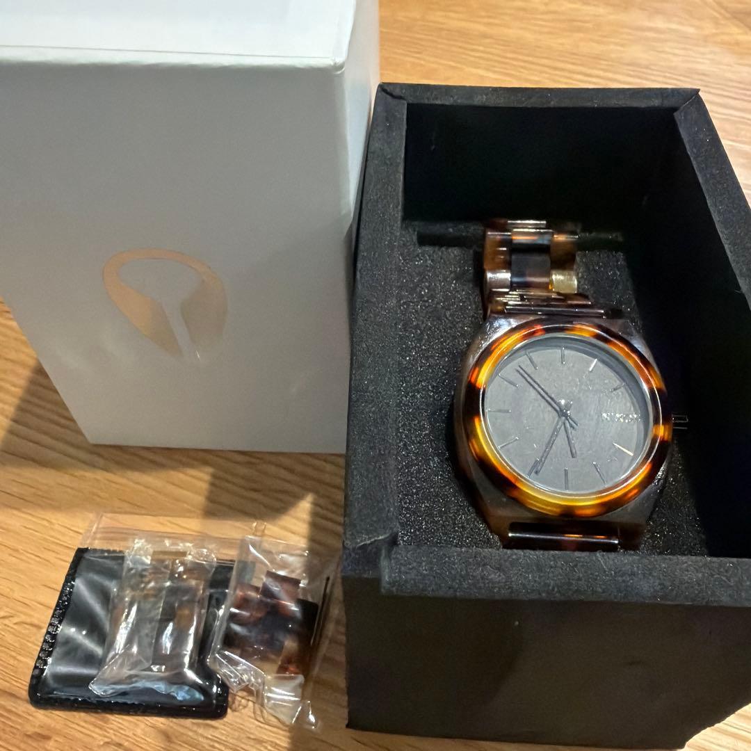 Used [Accessories: box, warranty included] NIXON TIME TELLER ACETATE