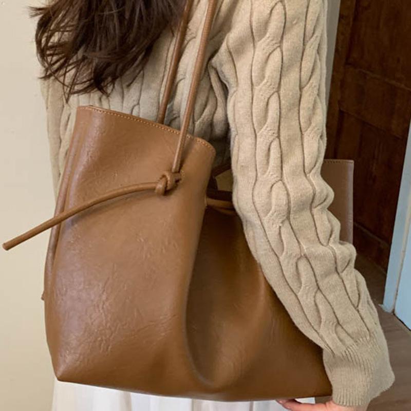 Korean version of high-value large-capacity bag women's autumn 2025 new shoulder bag commuting to work portable tote bag