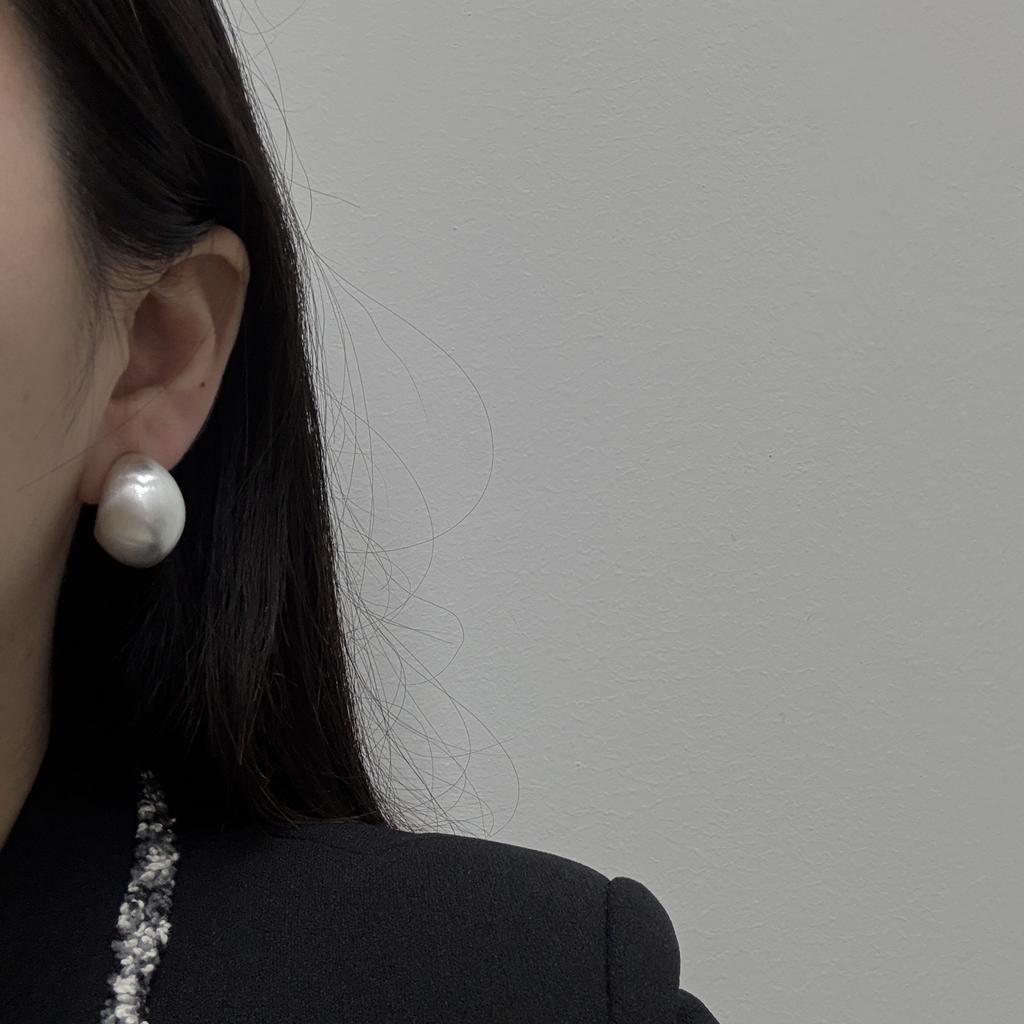 Brushed Moon Stud Earrings Are Versatile, Simple And Cold Wind Design, And High-End Earrings.