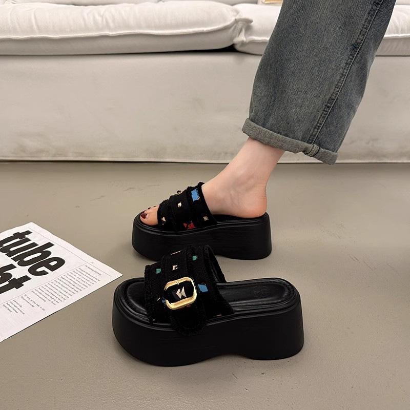 Cool slippers women's skirt thick bottom high sense with summer 2025 new wear fashion small height increase one-word drag