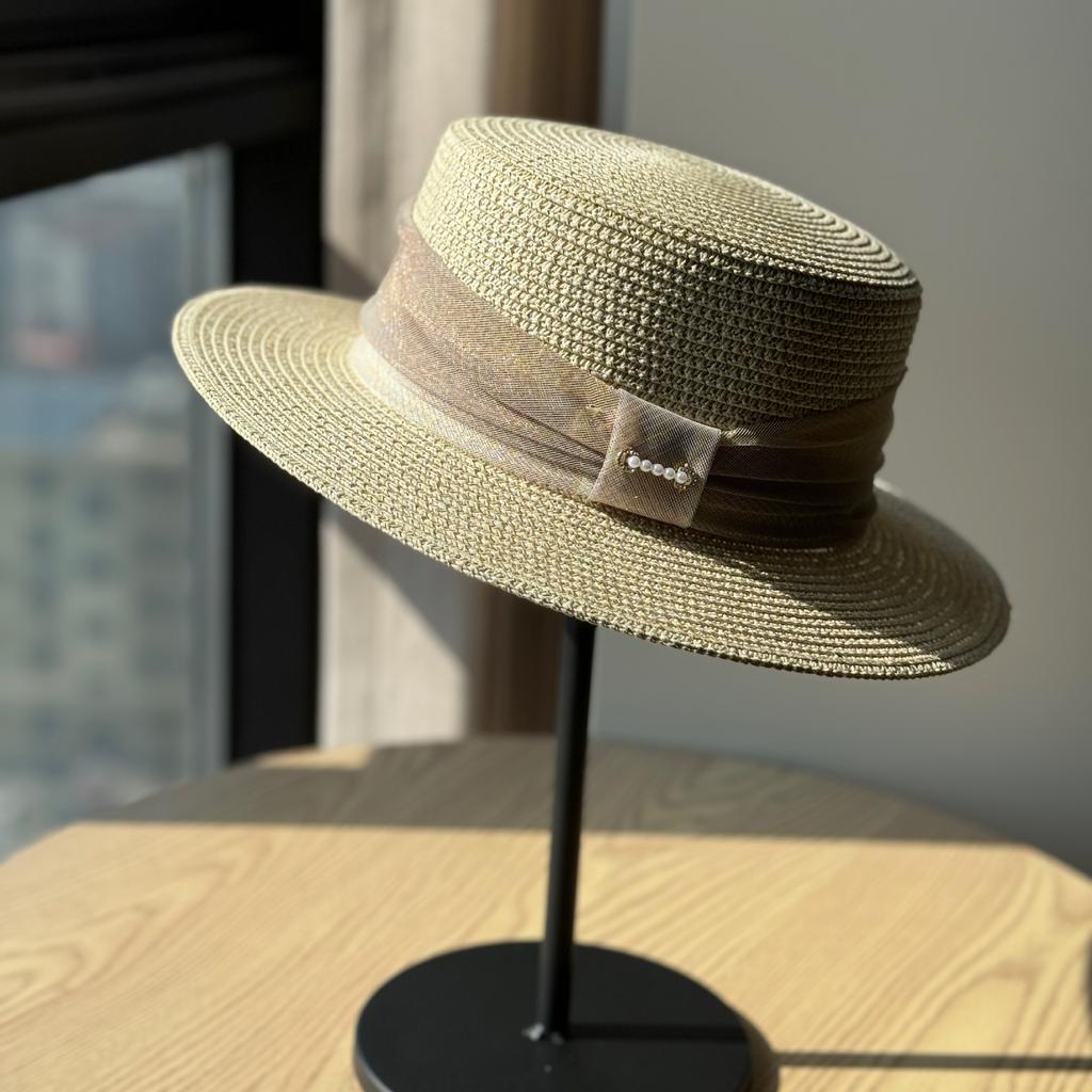 Spring and Summer French Elegant Pearl Flat-top Straw Hat for Women, British Retro Sun Hat for Seaside Vacation and Beach Sun Protection