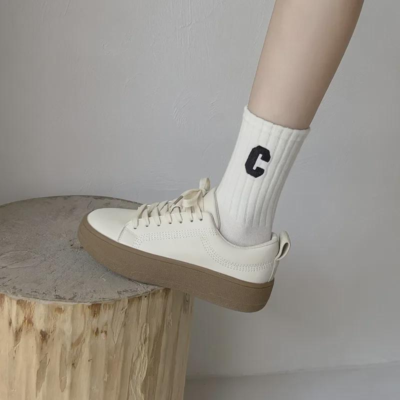 Damen Kaffeefarbene Streifen Mid-Tube Sportsocken - Gekämmte Baumwolle, Verdickt für Herbst & Winter