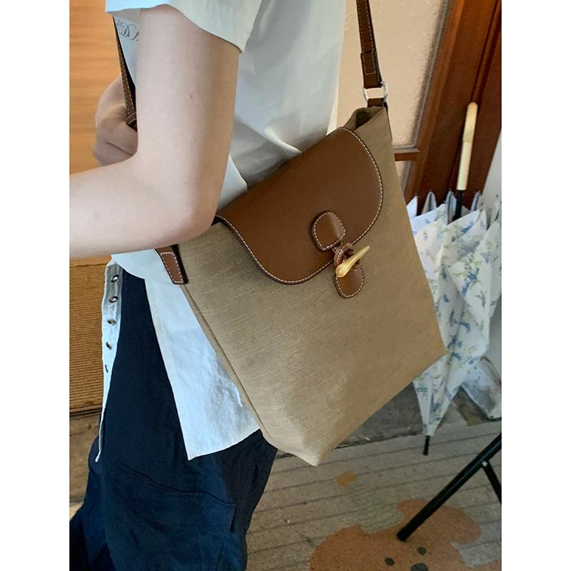 

Simple casual small bag women 2025 new niche design small square bag versatile canvas mobile phone bag messenger bag коричневый