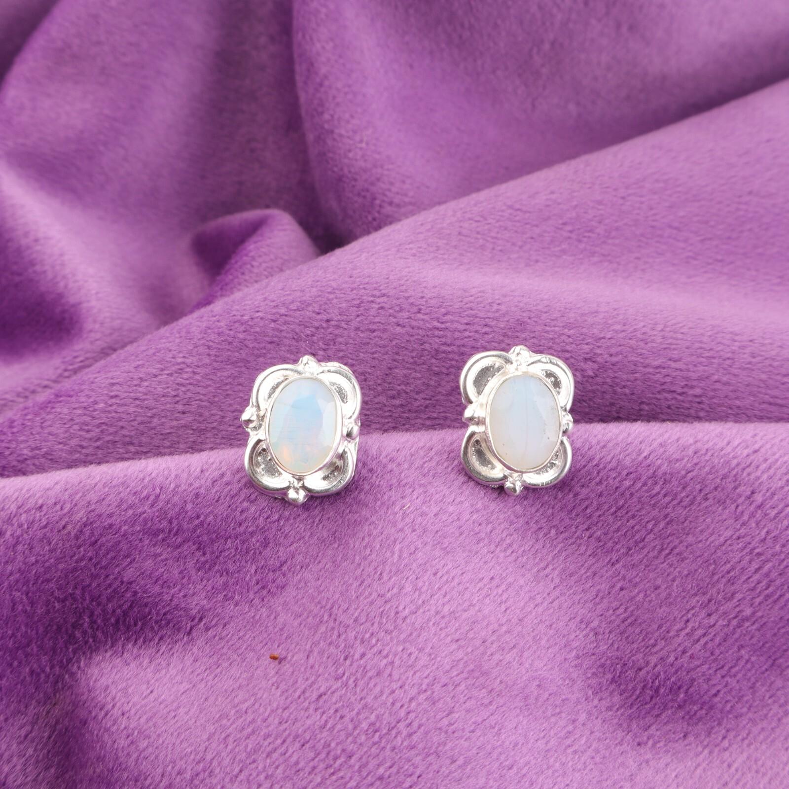 

Молочный опал Камень Стерлинговое серебро Подарок дочери Этнические серьги-пусеты Ювелирные изделия EE-149-7