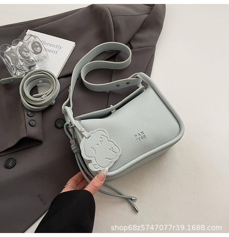 Korean version of simple fashion sense messenger small square bag women 2025 spring new commuter portable versatile small bag