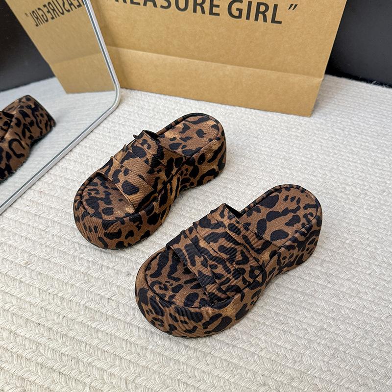 Retro leopard print trendy slope heel slippers women's summer 2025 summer new outer wear waterproof platform thick-soled high-heeled cool slippers