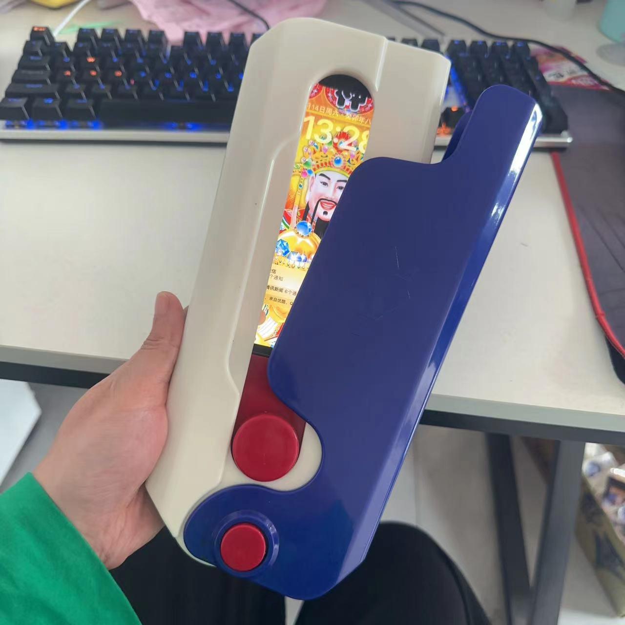 

Чехол для мобильного телефона в виде гигантской моркови ручной работы: Вибрирующая игрушка для декомпрессии с большим ножом и гравитацией. Apple 14PRO MAX темно-синий/белый