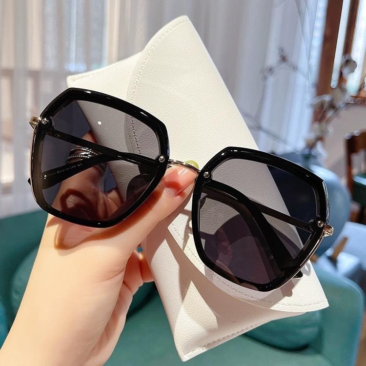 

New sunglasses women s temperament sunglasses black gold gradual change color sunglasses advanced anti-ultraviolet explosion