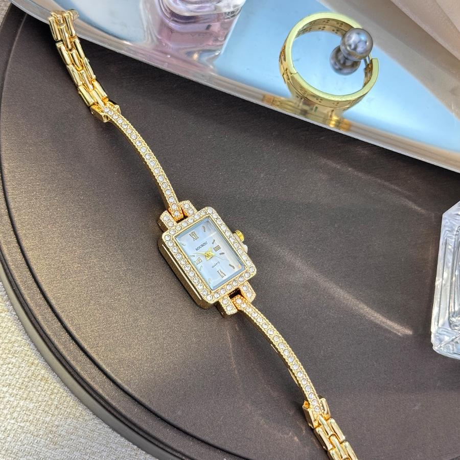 Utsökt Damklocka Enkel Fyrkantig Helt Diamant Digital Kvarts Klocka Guld Rostfritt Stål Armband Dam Klänningsklocka Gåvor