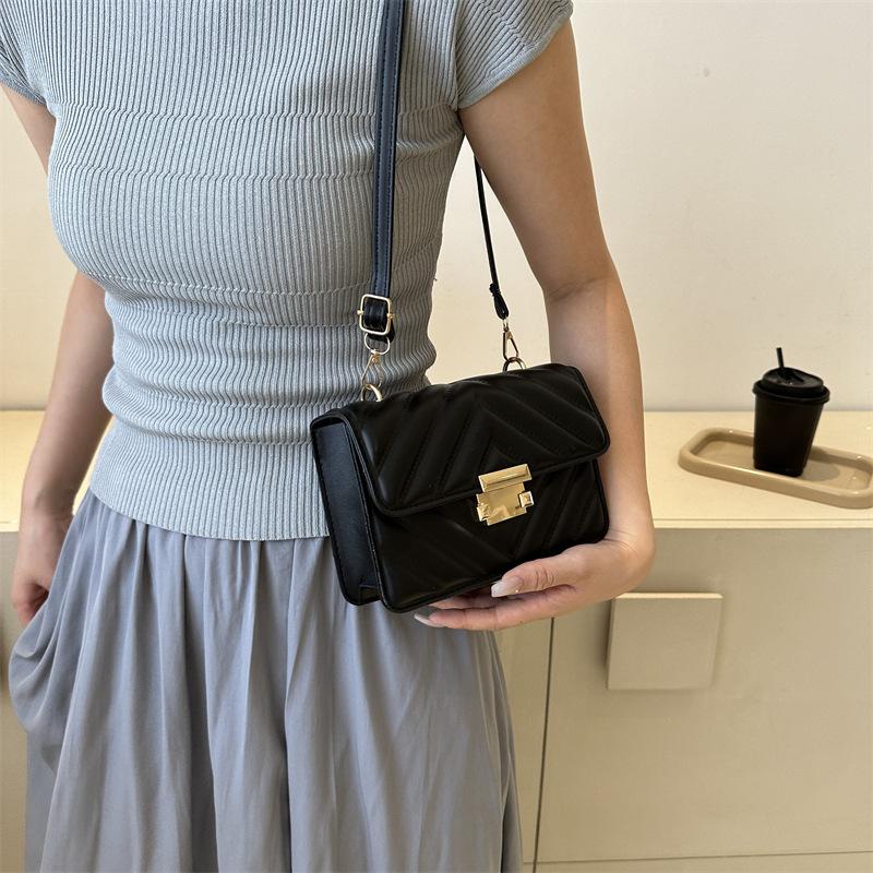 Early Autumn Indentation 2025 New Lock Fashion Casual Rhombus Solid Color One Shoulder Crossbody Chain Small Square Bag