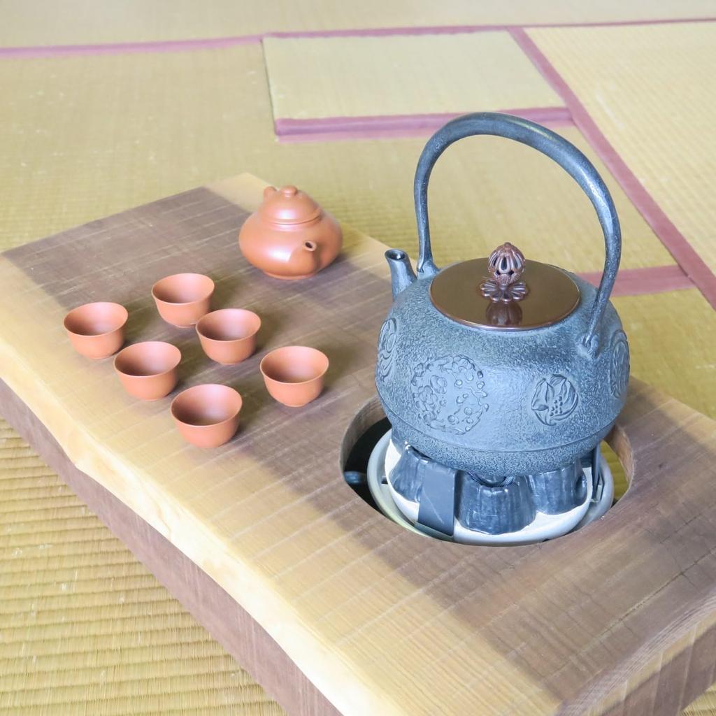 Takaoka Copperware Kita Shobei Iron Flat Round Chrysanthemum Size Takaoka Iron Made in Product Number 25659 Wax-Molded Teapot, Design, 10, Approx.