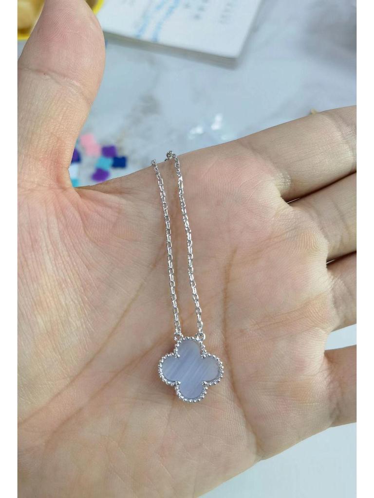 Halskette mit vierblättrigem Kleeblatt, 18 Karat vergoldet, mit Anhänger aus rosenrotem Chalcedon, Achat und weißem Muschelkern für Damen