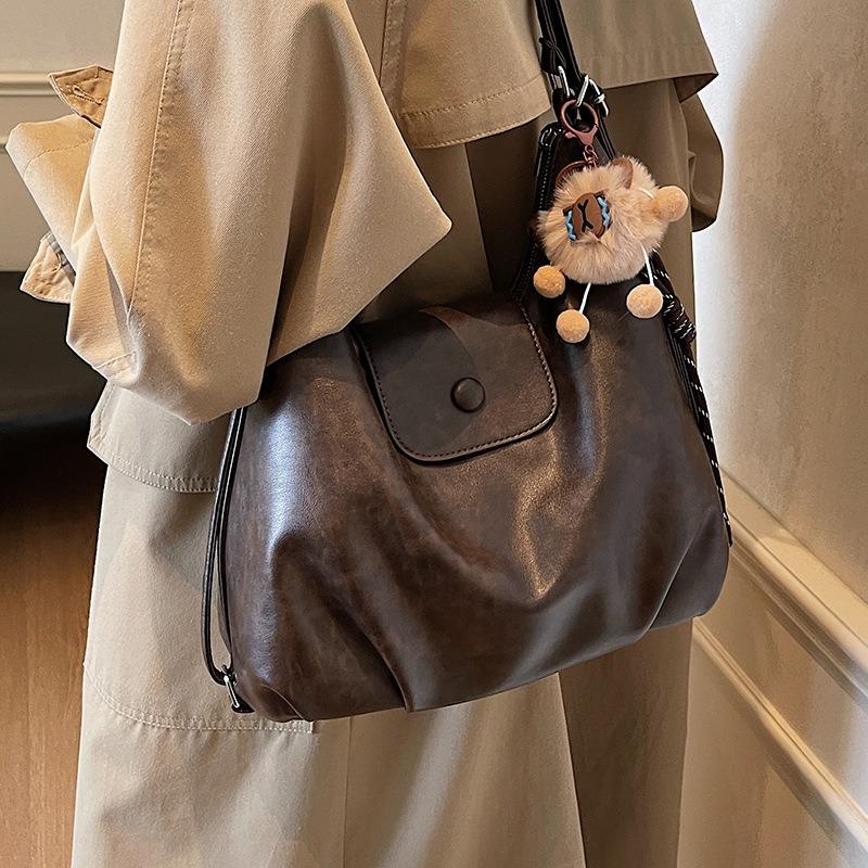 Autumn and Winter Versatile Soft Leather Commuter Bag Large Capacity Messenger Shoulder Bag Retro Texture Backpack Plush Pendant Women's Bag