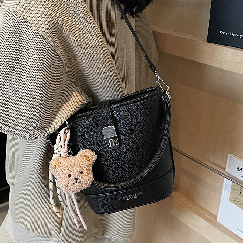 Wholesale Popular Korean Simple Solid Color High-end Sense Portable Bucket Bag Fashionable and Versatile Work Commuter Messenger Bag Women