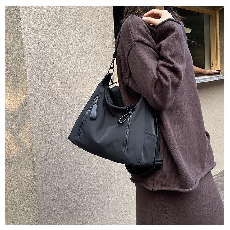 Korean Style Nylon Shoulder Bags Tote Bag Large Capacity Casual Dumpling Bag Solid Color Fold Oxford Cloth Underarm Bag Girls