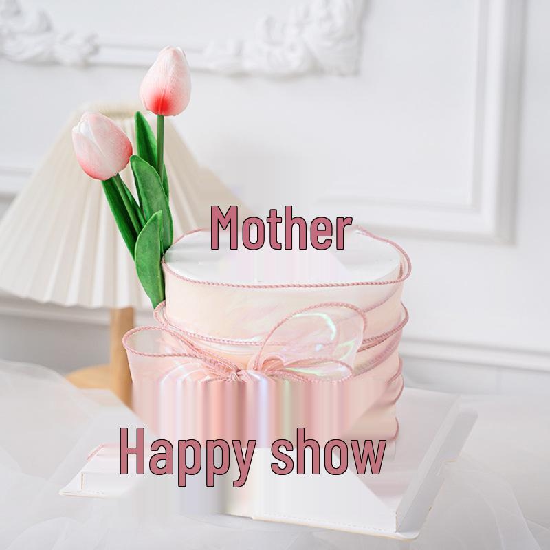 Minimalistischer Tulpen-Kuchenaufsatz mit frischen Blumen und Band für den Muttertag oder Geburtstag