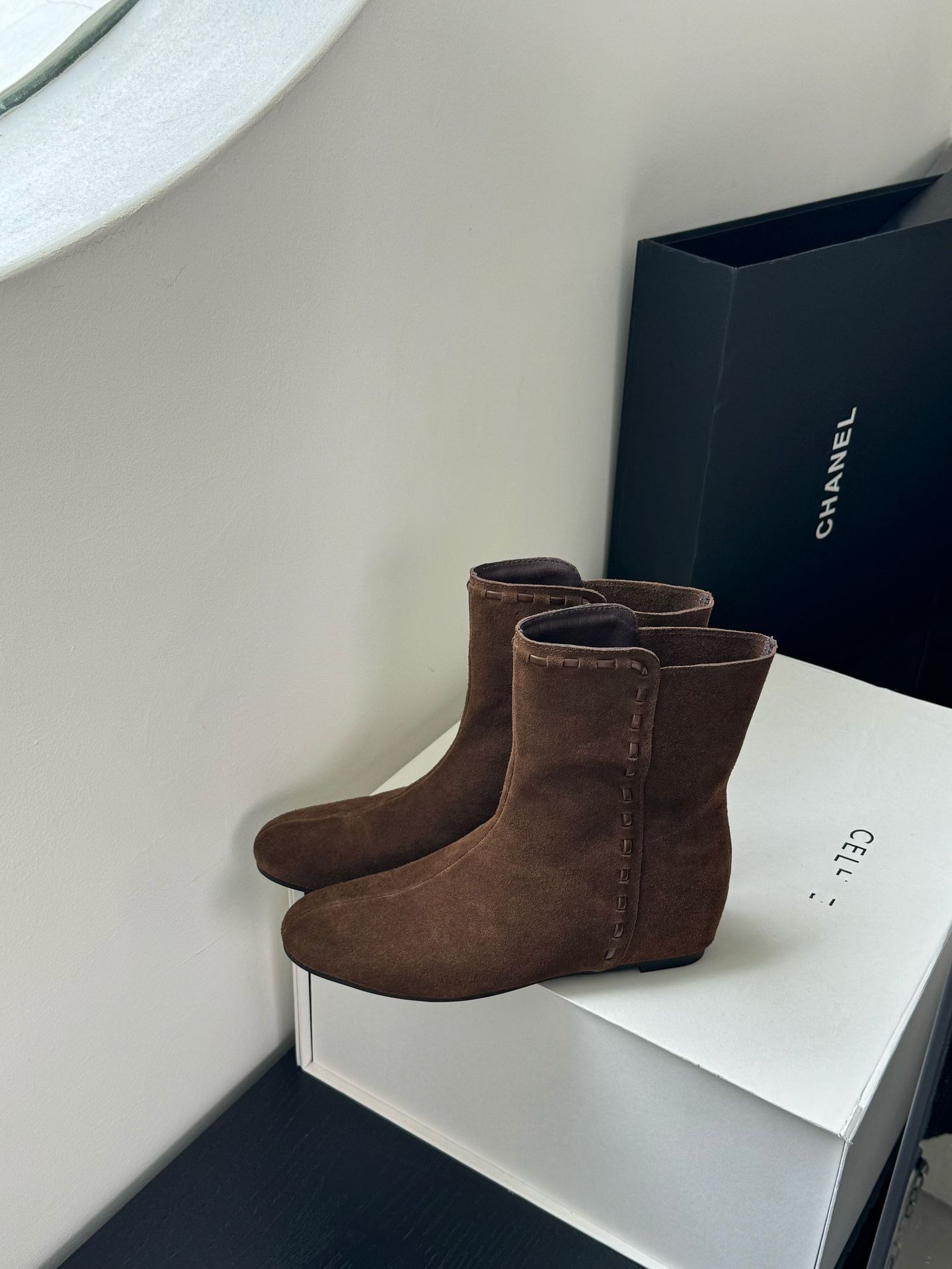 

Frosted leather short boots women s 2025 autumn and winter new retro round head soft surface inner height increase versatile Martin boots 40 кофейный