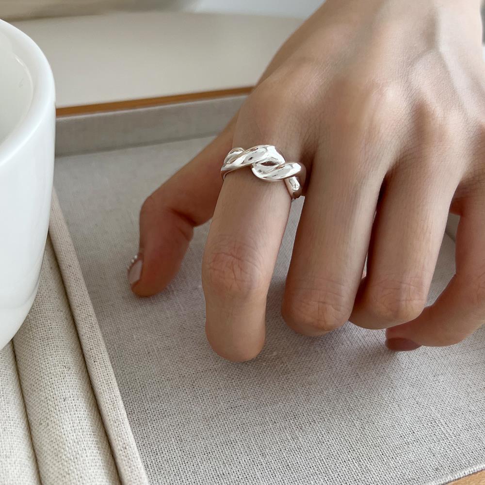 Elegant Adjustable Twist Ring for Women - Personalized, Fashionable, and Stackable Design for Versatile Wear
