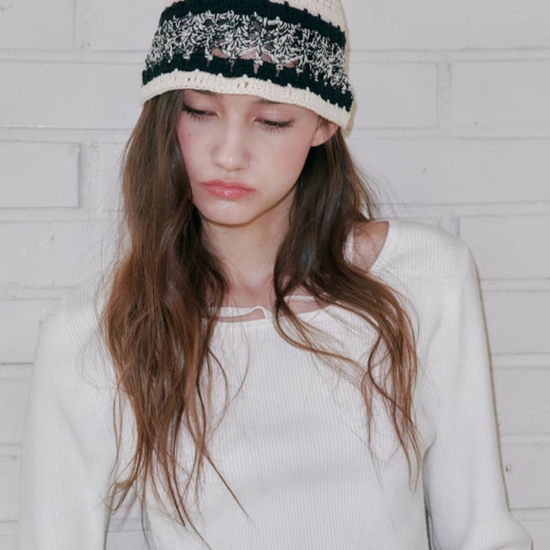 ALLINCOMPLETE Snuggle Crochet Beanie (2 Colors)