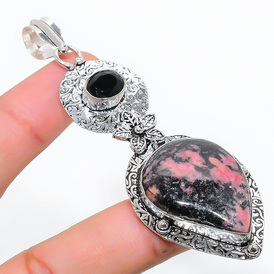 

Ювелирная подвеска ручной работы с родонитом и шпинелью 3,27 дюйма SR-5102