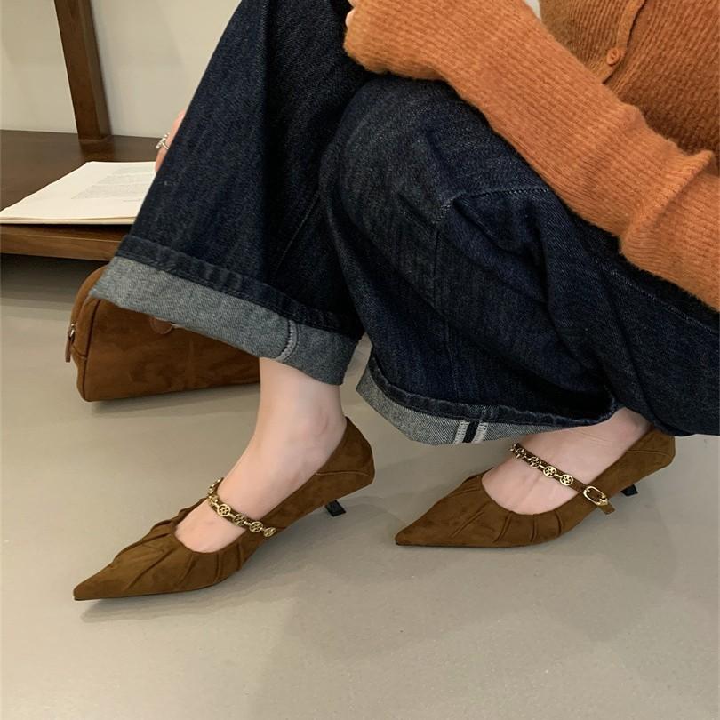 Pointed single shoes women's 2025 new spring women's shoes low heels Doudou shoes retro small leather shoes shallow mouth Mary Jane shoes