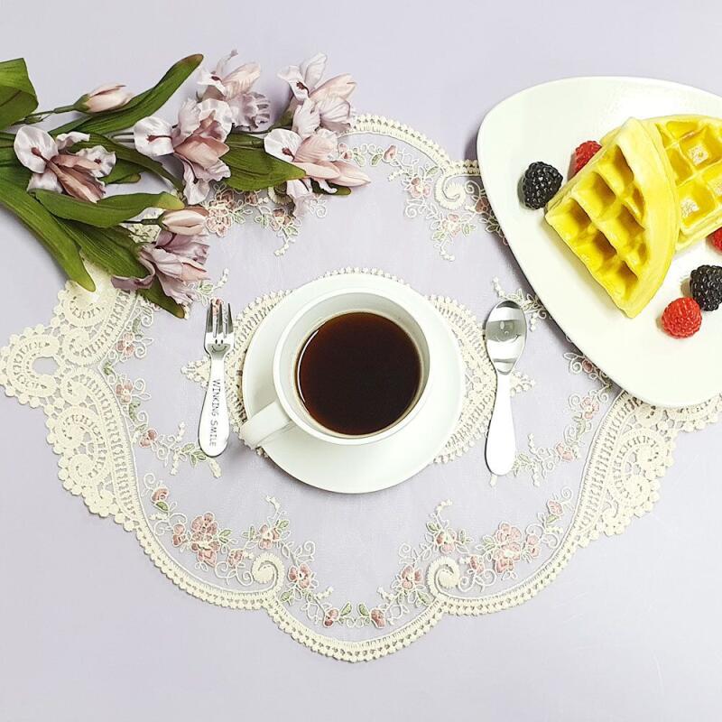 1 x Vintage Lace Embroidered Table Mat