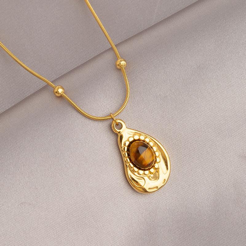 Women's Light Luxury Gold Titanium Steel Necklace - Non-fading, Versatile, High-end Fashion Clavicle Chain Choker.