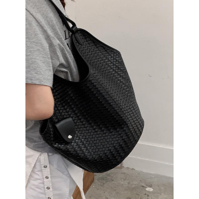 Retro High-end Underarm Bag Commuter Women's Bag 2025 New Large Capacity Woven Bag Simple Vegetable Basket Bag