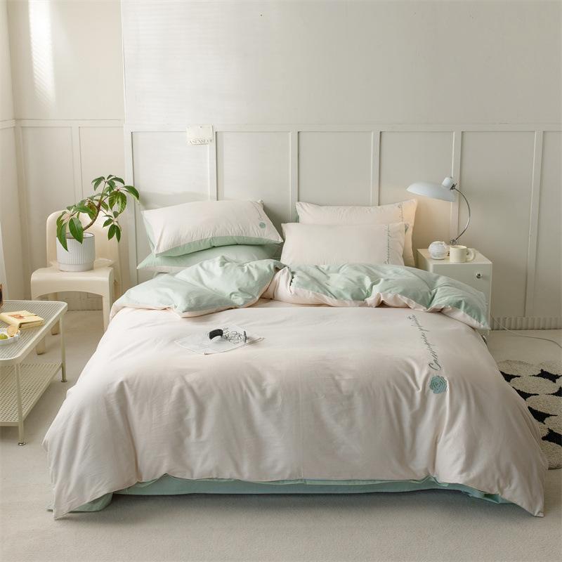 Kleines, frisches vierteiliges Set aus reiner Baumwolle, bedrucktes Set aus reinem Baumwolltwill, Einzel- und Doppelbettbezug, Bettlaken, Kissen, dreiteiliges Set