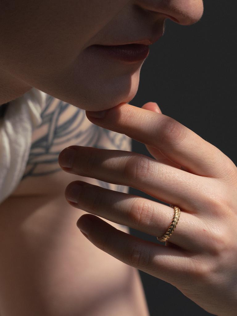 Overgrey Laurel Ring - Gold