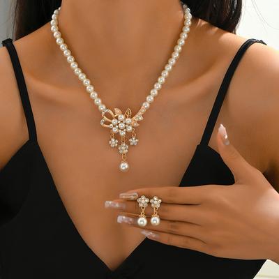 1 Set Damen Halskette Perlen Glänzend Faux Perlen Eingebettete Blume Braut Halskette Ohrstecker Set