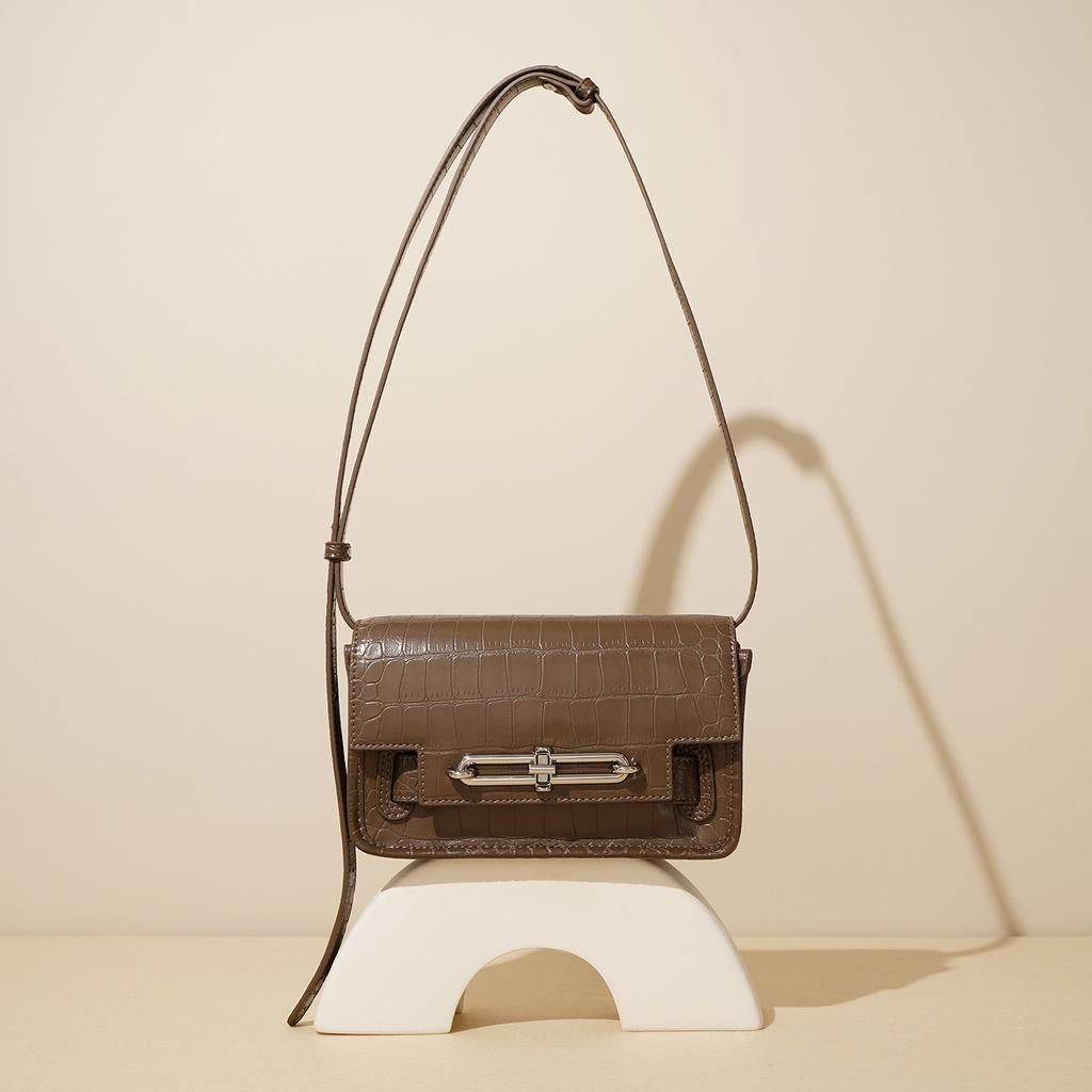 This Small Square Bag Exudes A Sense of High-end, with A Lock That Is Fashionable and Versatile. It Is An Exquisite Single-shoulder Crossbody Bag