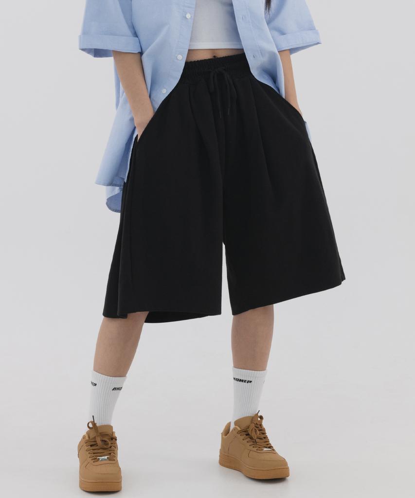 PIANER Multi-Tuck Bermuda Sweat Shorts (Black)