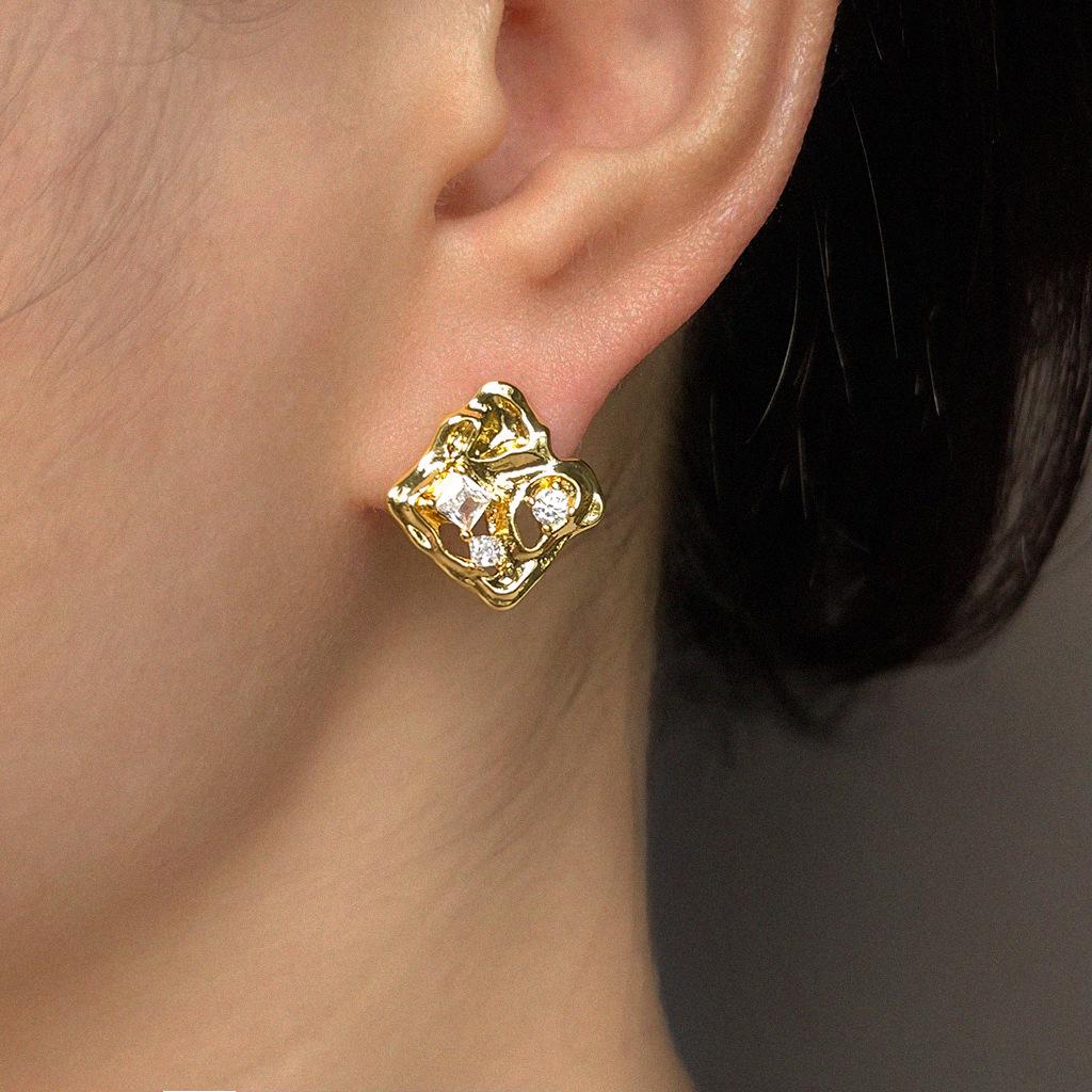 Náušnice čtvercové geometrické zirkonové pecky z 18K zlata - Nepravidelný luxusní design pro ženy