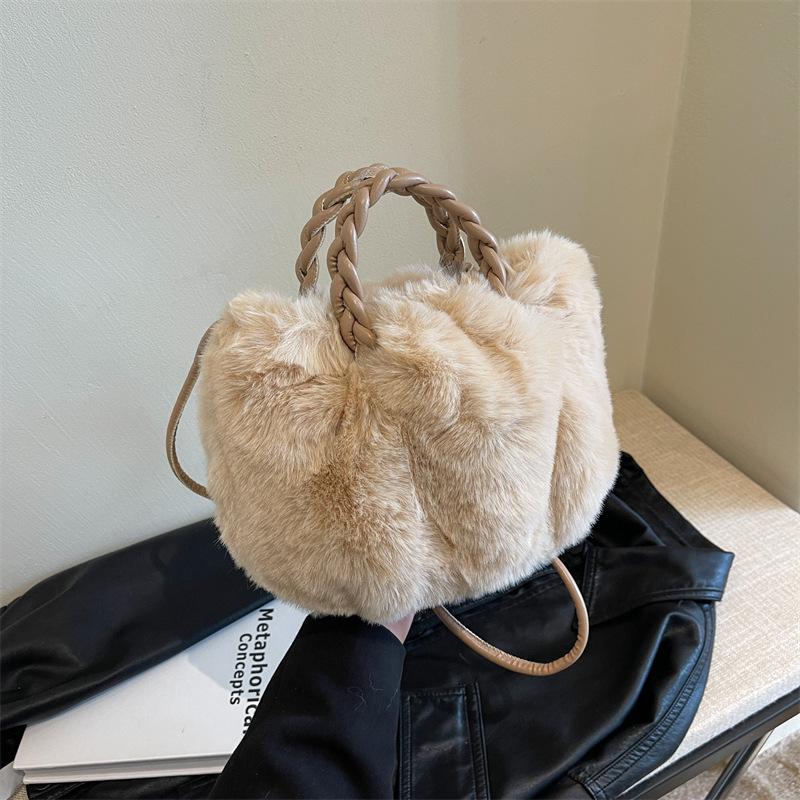 Sweet and Cute Plush Cloud Bag Women's 2026 Autumn New Niche Design Fashionable Shoulder Messenger Bag