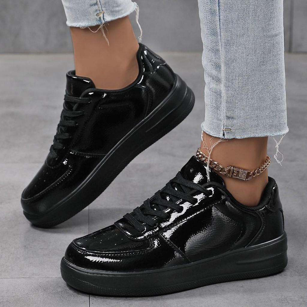 Klassieke Witte Ademende Platte Sneakers voor Dames - Comfortabele, Trendy, Veelzijdige Zomer Casual Schoenen met Zachte Zool.